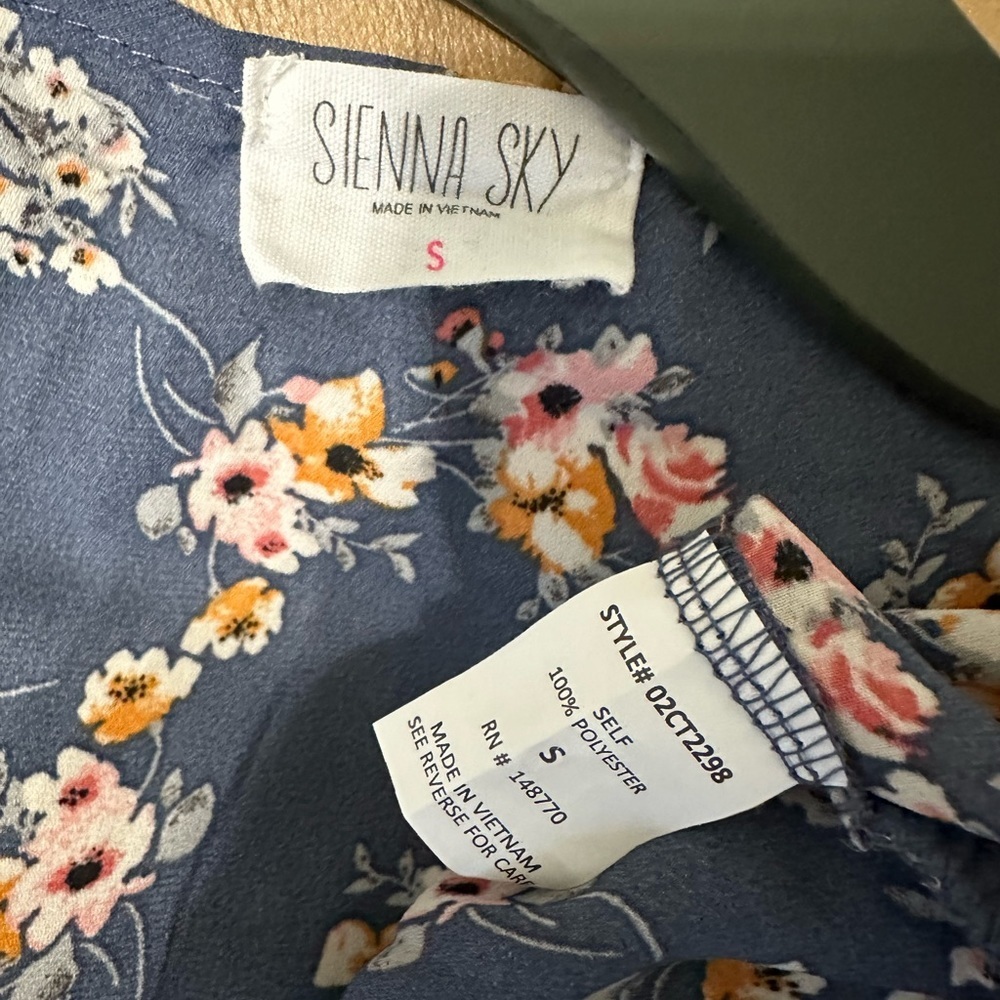 🛍️ blue with multi color floral print top with new condition never worn. - Picture 5 of 5